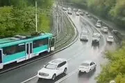(ویدئو) وقوع حادثه مرگبار؛ پرتاب‌شدن مسافران یک تراموا به کف اتوبان