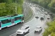 (ویدئو) وقوع حادثه مرگبار؛ پرتاب‌شدن مسافران یک تراموا به کف اتوبان