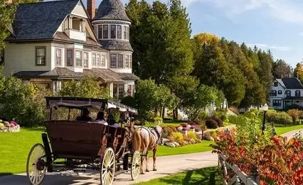 مردم این جزیره در گذشته زندگی می‌کنند!