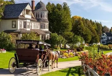 مردم این جزیره در گذشته زندگی می‌کنند!