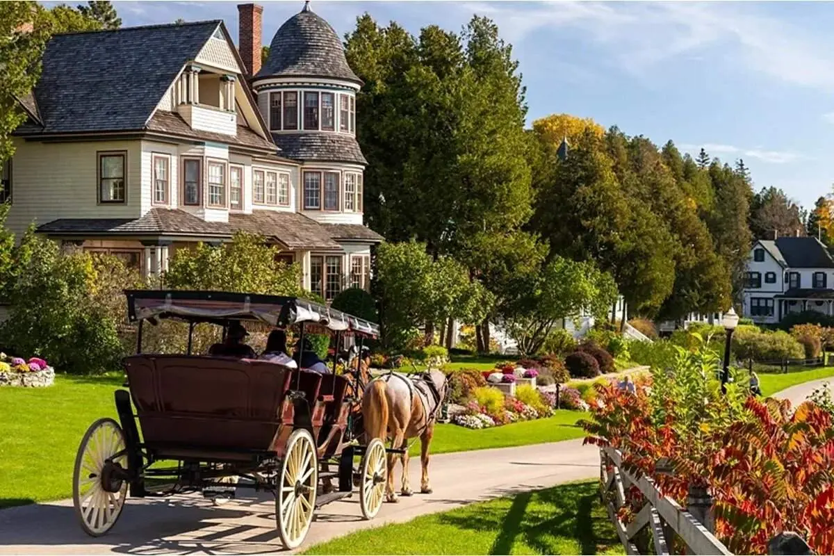 مردم این جزیره در گذشته زندگی می‌کنند!