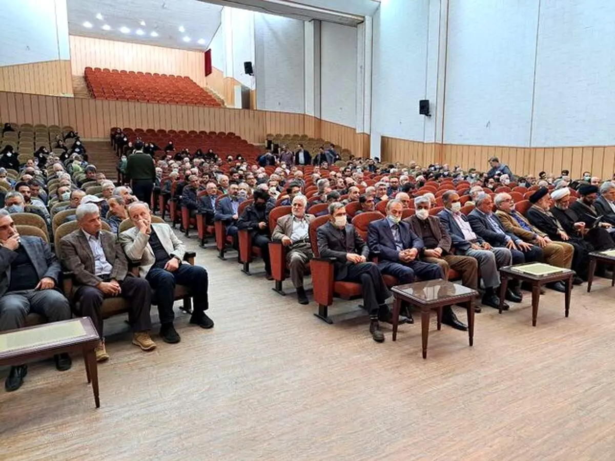 فائزه هاشمی جلوی دوربین آمد/ عکس