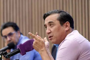 خداداد عزیزی دوباره مرزها را جابه‌جا کرد