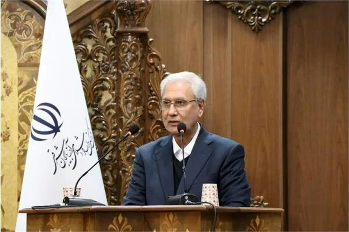 شعر در ایران به‌گونه‌ای شگفت‌انگیز نقشی اساسی در ماندگاری وطن و هویت ایرانی ایفا کرده است