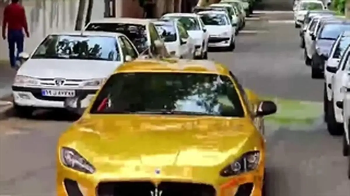 ماشینی با ۶ کیلو روکش طلا در تهران/ عکس