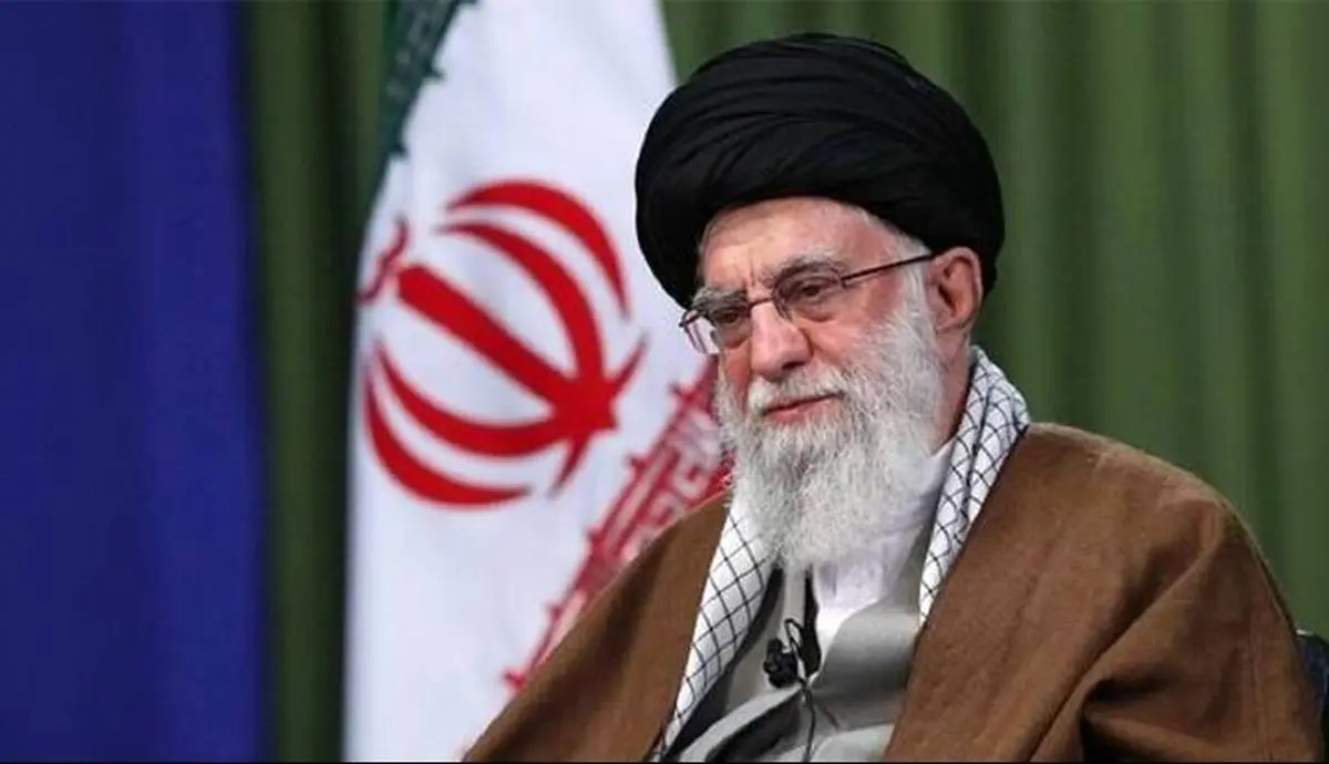 تصویر کمتر دیده شده از رهبر انقلاب در تظاهرات بر علیه رژیم پهلوی در شهر مشهد + ببینید