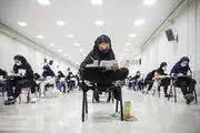 عکس شکار شده از داوطلب کنکور که سر امتحان خوابش رفته/ عکس