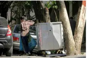 مرد خشمگین زنش را داخل سطل آشغال انداخت/ تصاویر
