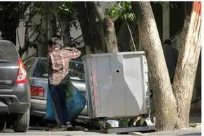 مرد خشمگین زنش را داخل سطل آشغال انداخت/ تصاویر
