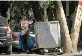 مرد خشمگین زنش را داخل سطل آشغال انداخت/ تصاویر
