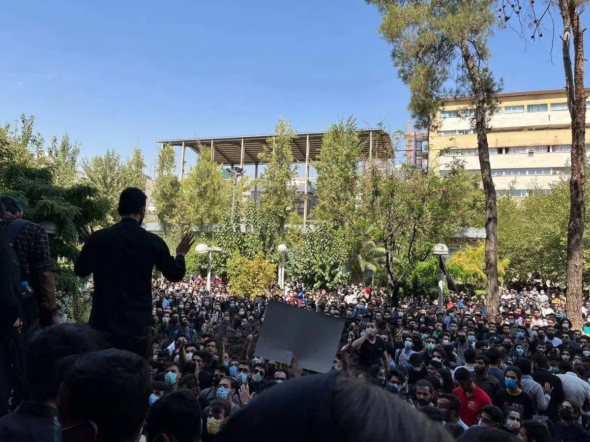 دانشگاهها شلوغ است+شعار دانشجویان