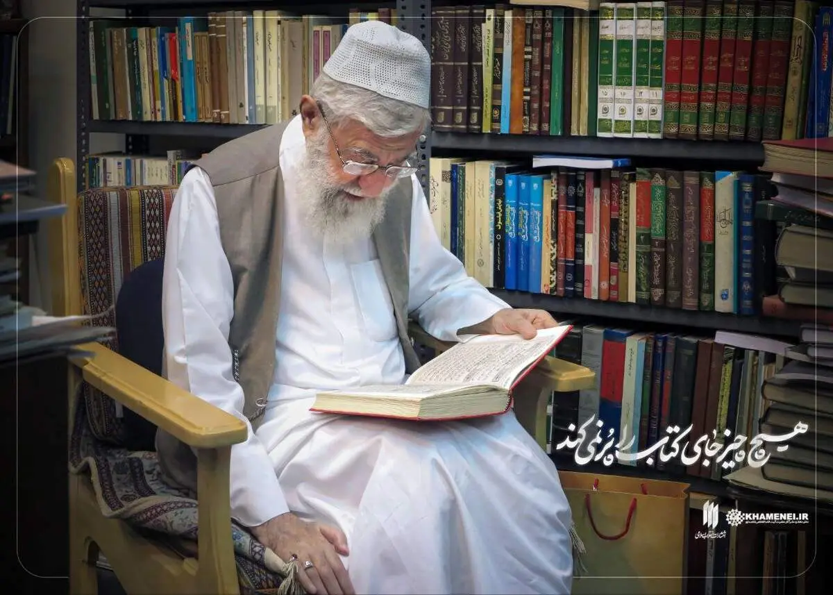 تصویری از رهبری با پوشش متفاوت در کتابخانه شخصی شان + ببینید 