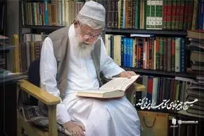 تصویری از رهبری با پوشش متفاوت در کتابخانه شخصی شان + ببینید 