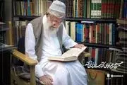 تصویری از رهبری با پوشش متفاوت در کتابخانه شخصی شان + ببینید 