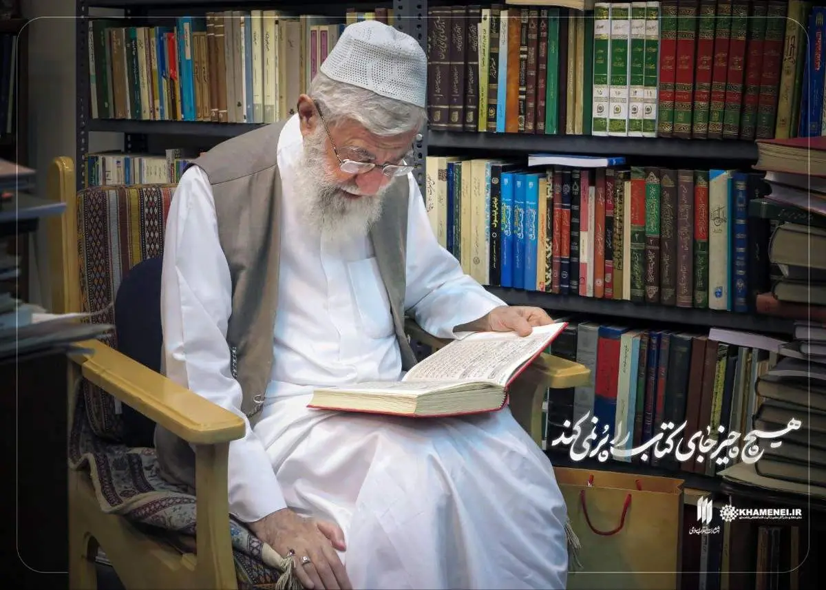 تصویری از رهبری با پوشش متفاوت در کتابخانه شخصی شان + ببینید