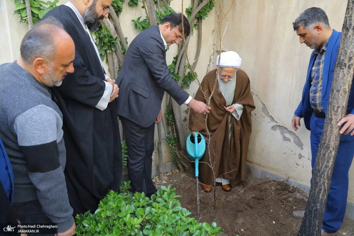 تصاویری از درختکاری یک مرجع تقلید + ببینید 