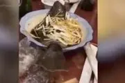 زنده شدن باورنکردنی ماهی سرخ شده داخل بشقاب در رستوران معروف!