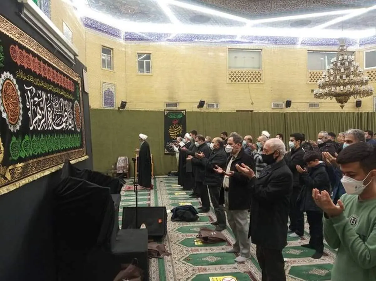 رئیس دستگاه قضا نماز مغرب و عشا را در بین مردم به جا آورد
