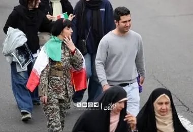 یک خانم با تیپ ارتشی در خیابان های تهران ظاهر شد + عکس 