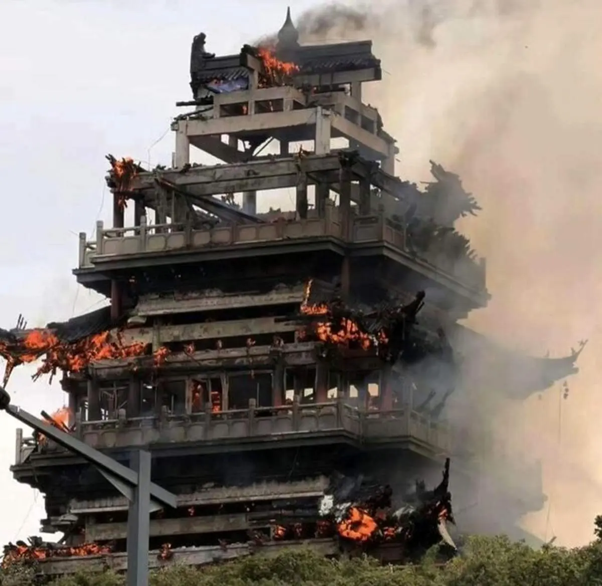 معبد ۱۵۰۰ ساله در آتش سوخت + عکس