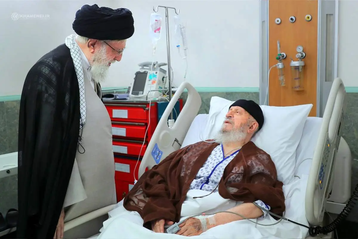 عیادت رهبر معظم انقلاب اسلامی از حضرت آیتالله مکارم شیرازی