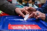 ادای احترام دیدنی ناظر صندوق رای به جانباز نابینا