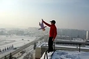 اقدام زشت و شرم آور مرد جوان با دختر نوزادش جنجالی شد! + عکس