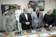 بازدید عراقچی از نمایشگاه شهدای ناو دنا و دیدار با دریادار ایرانی