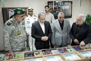 بازدید عراقچی از نمایشگاه شهدای ناو دنا و دیدار با دریادار ایرانی