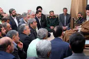 پلیس آمریکا در مقابل چشم مردم و دوربین‌ها، دانشجو و استاد را لگدکوب می‌کند و به آنها دستبند می‌زند