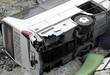 تصادف اتوبوس گردشگری با کامیون/ 30 نفر جان باختند 