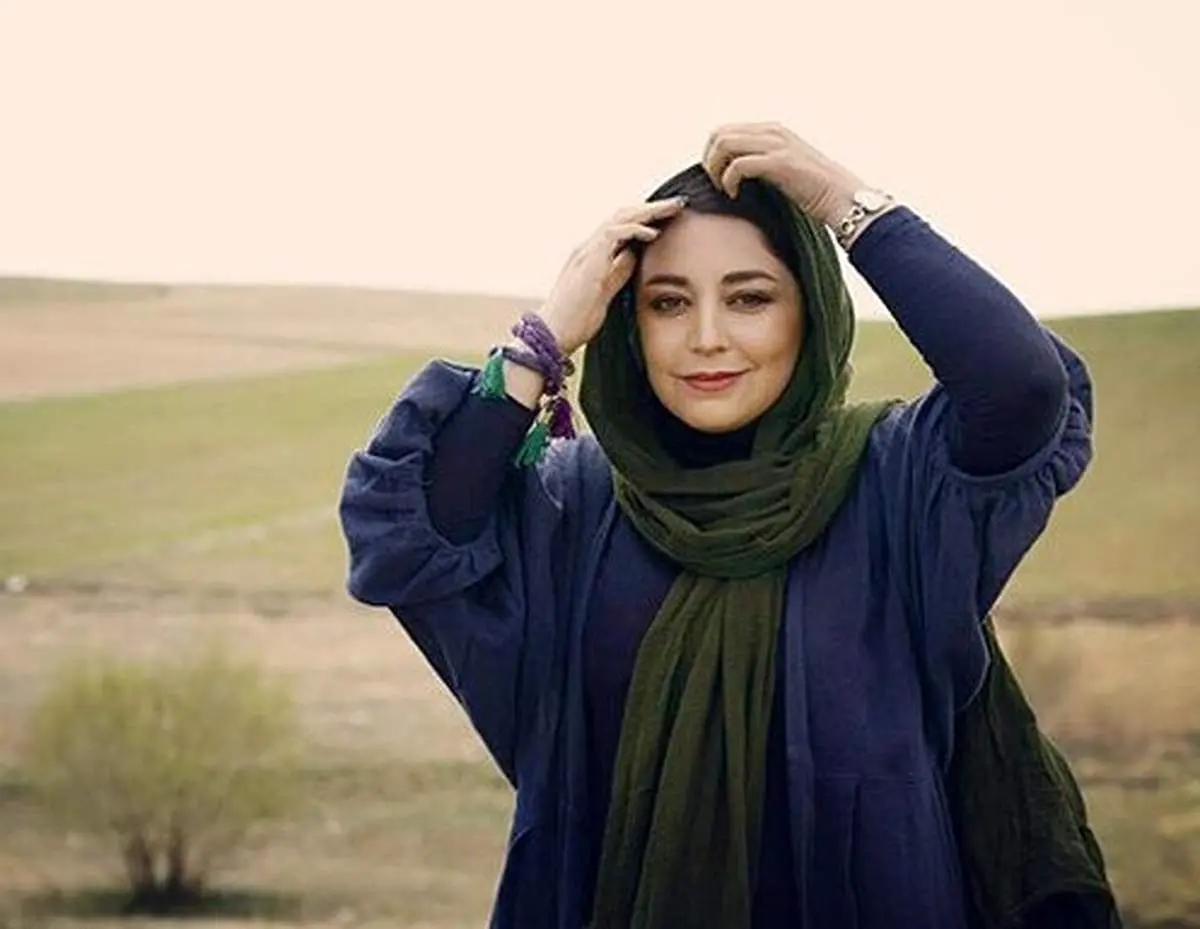 مجری معروف زن صداوسیما بدون حجاب و لباس ناجور در تهران!/ فیلم