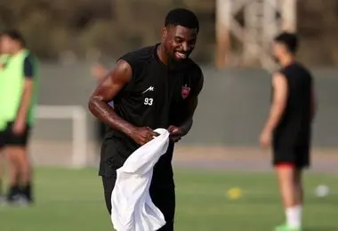 شکایت مدافع جنجالی پرسپولیس به فیفا