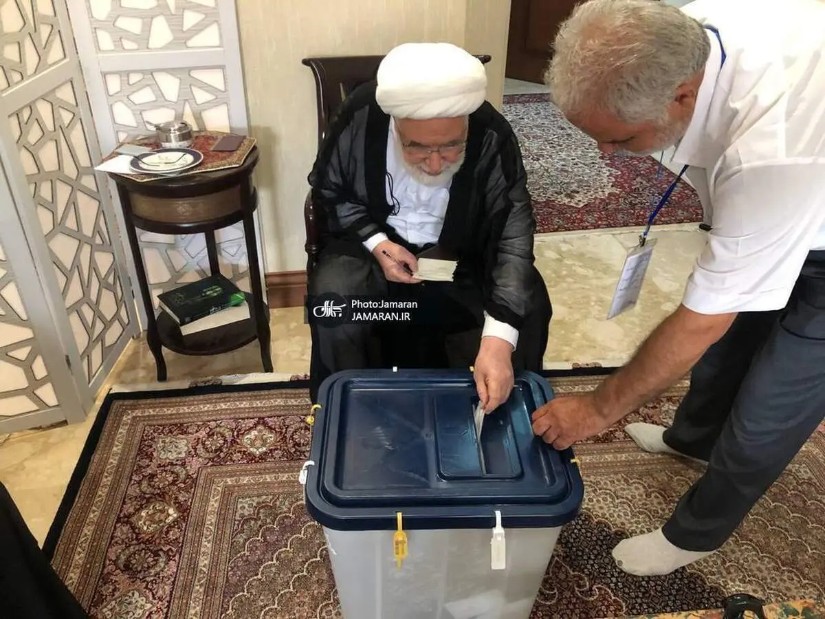 مهدی کروبی رای خود را به صندوق انداخت