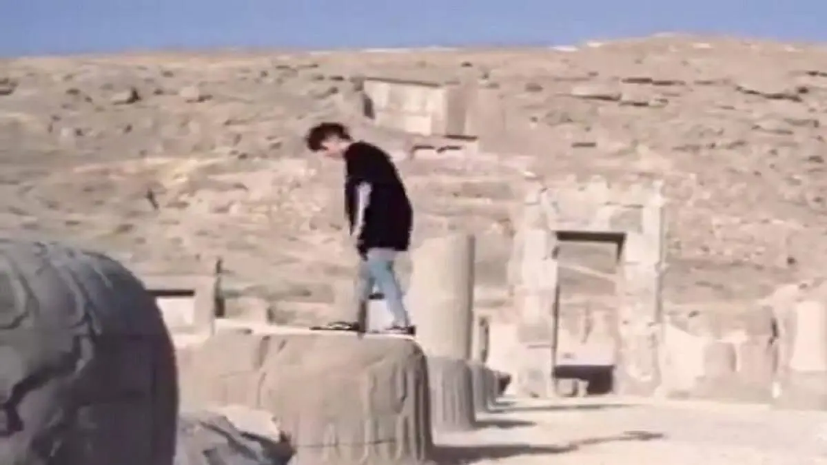 نصب بنر جنجالی حجاب در تخت جمشید + ببینید 