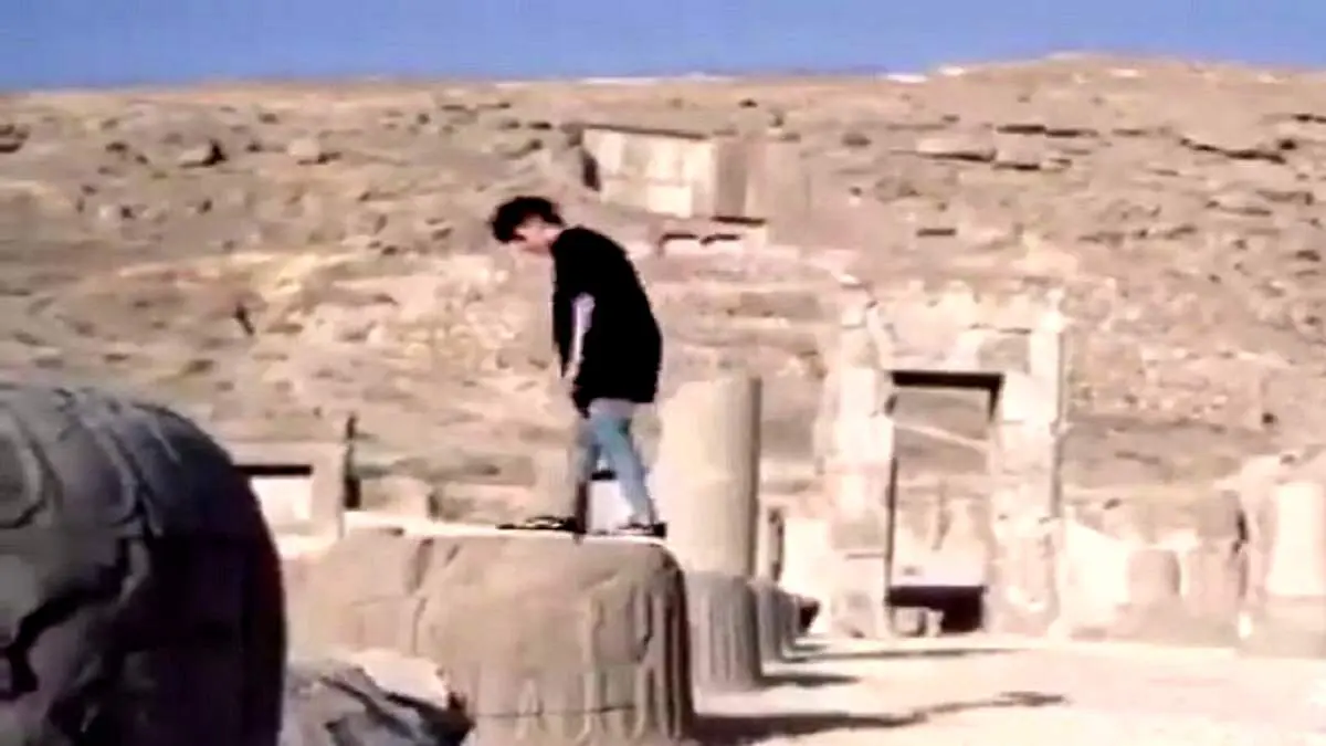 نصب بنر جنجالی حجاب در تخت جمشید + ببینید 