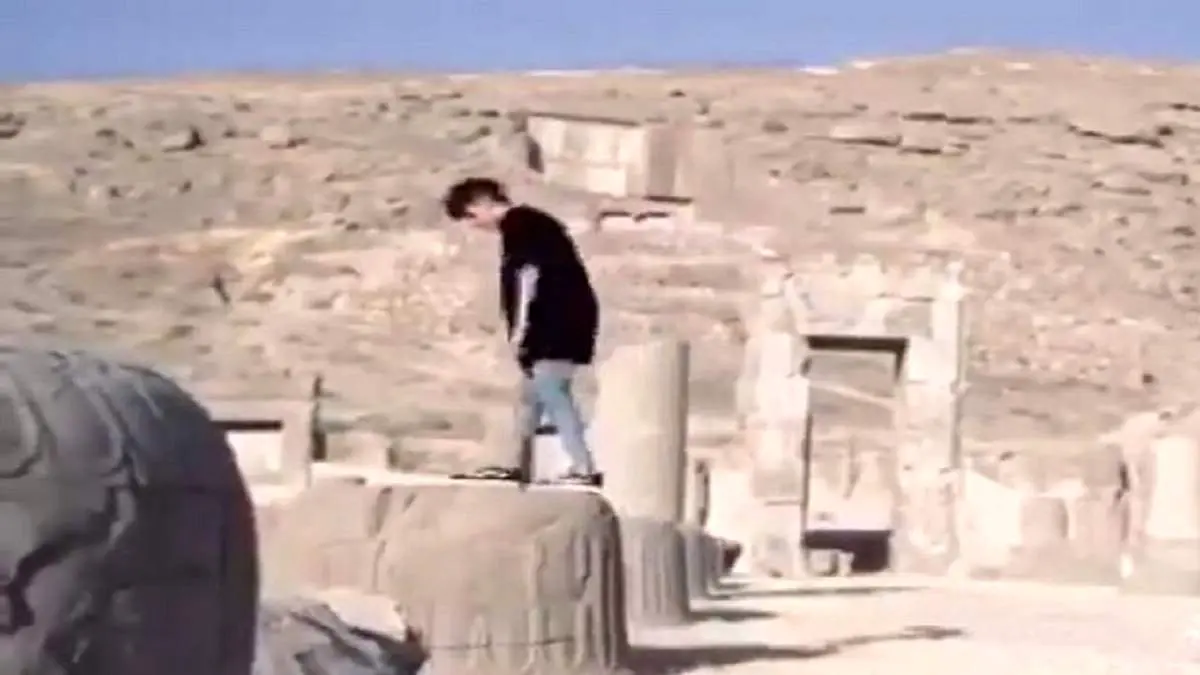 نصب بنر جنجالی حجاب در تخت جمشید + ببینید