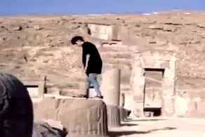 نصب بنر جنجالی حجاب در تخت جمشید + ببینید 
