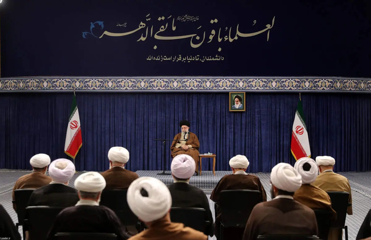 حدیث معنادار نصب شده در محل سخنرانی رهبری + ببینید