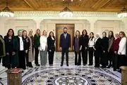 عکس یادگاری گروهی از زنان سوری ساکن آمریکا با محمد الجولانی + ببینید 