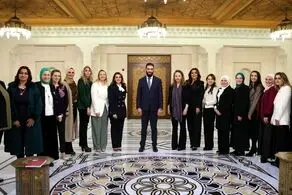 عکس یادگاری گروهی از زنان سوری ساکن آمریکا با محمد الجولانی + ببینید 