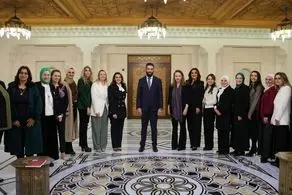 عکس یادگاری گروهی از زنان سوری ساکن آمریکا با محمد الجولانی + ببینید 