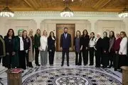 عکس یادگاری گروهی از زنان سوری ساکن آمریکا با محمد الجولانی + ببینید 