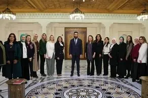 عکس یادگاری گروهی از زنان سوری ساکن آمریکا با محمد الجولانی + ببینید 