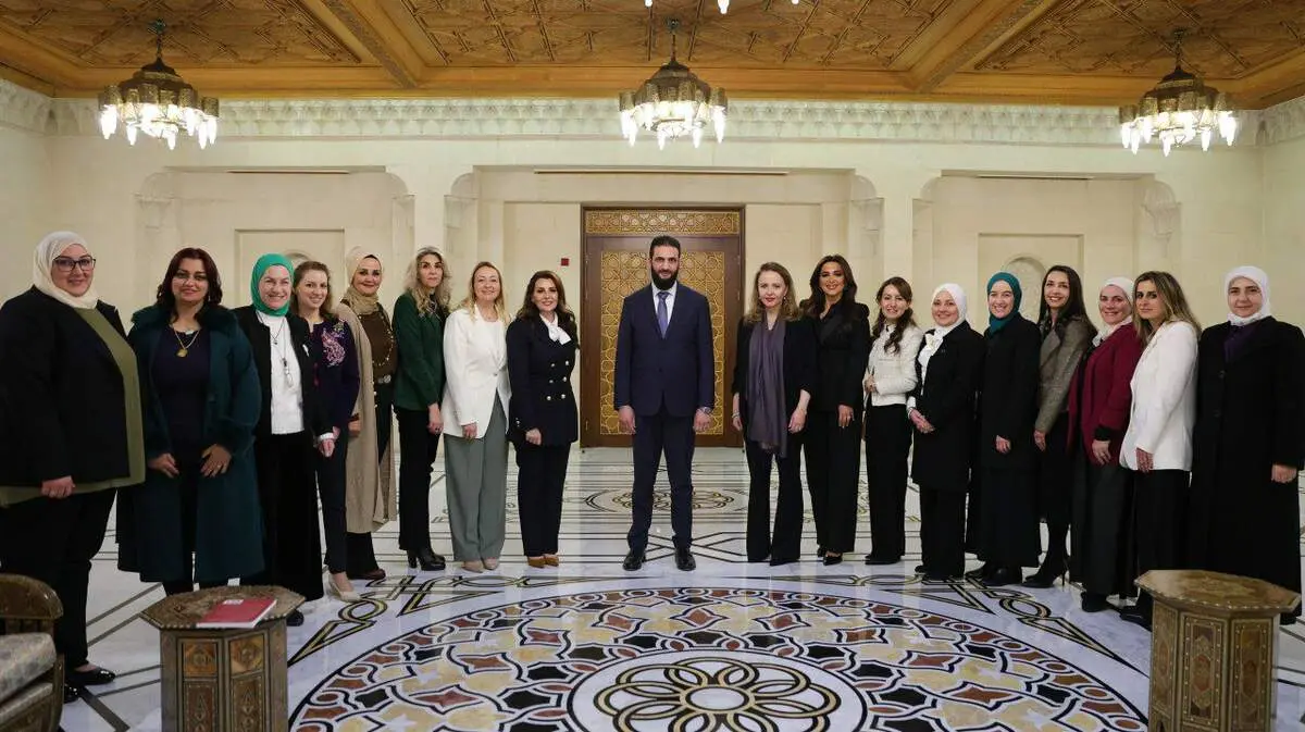 عکس یادگاری گروهی از زنان سوری ساکن آمریکا با محمد الجولانی + ببینید 