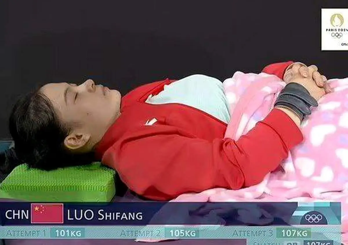 وزنه‌بردار چینی وسط مسابقه خوابش برد!