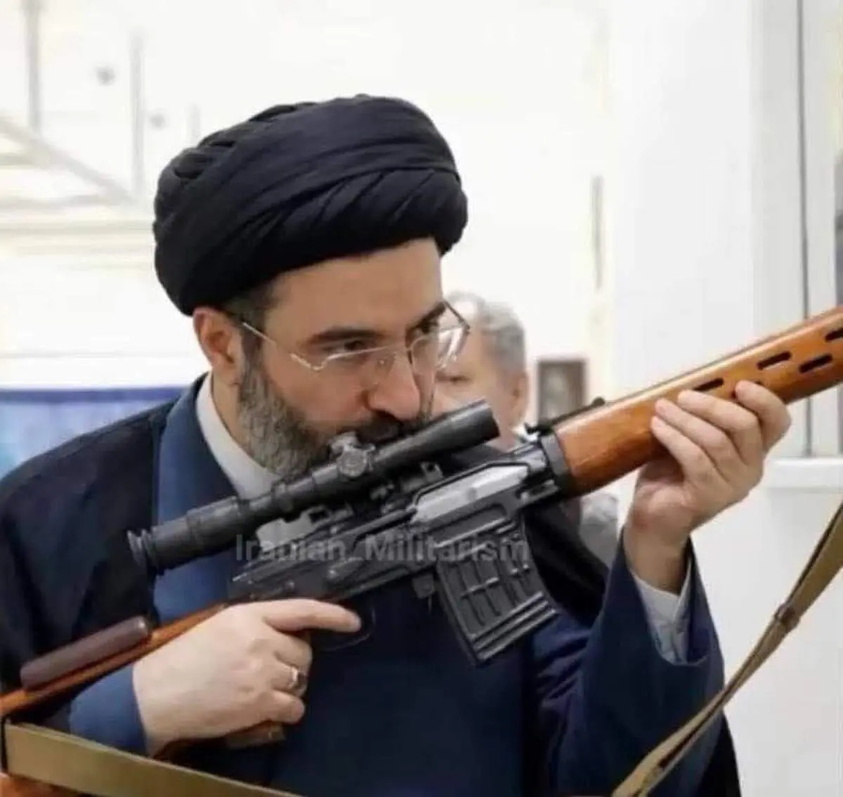 حضور آیت‌الله سیدمجتبی خامنه‌ای در جبهه‌های جنگ/ فیلم