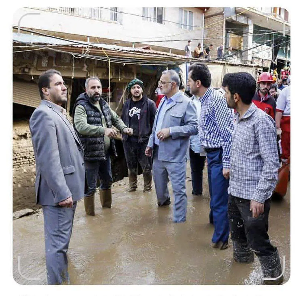 لباس عجیب آقای شهردار در سیل ویرانگر/ ببینید