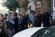 صف های طولانی در مقابل بانک ها