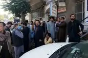 صف های طولانی در مقابل بانک ها
